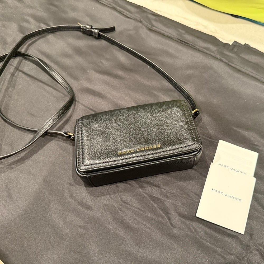 Marc Jacobs Black Groove Leather Mini Bag Crossbody with Gold Hardware - Picture 10 of 16
